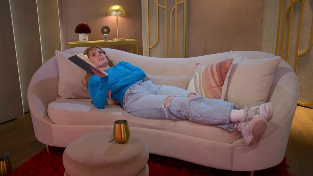 Nike Sneakers in Love Is Blind S08E03 “Hunger Games of Love” (2025) (Image 19)