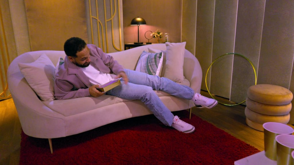 Nike Sneakers in Love Is Blind S08E03 “Hunger Games of Love” (2025) (Image 2)