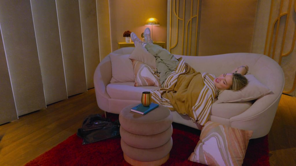 Nike Sneakers in Love Is Blind S08E04 “So Your Girlfriend Has a Boyfriend” (2025) (Image 4)