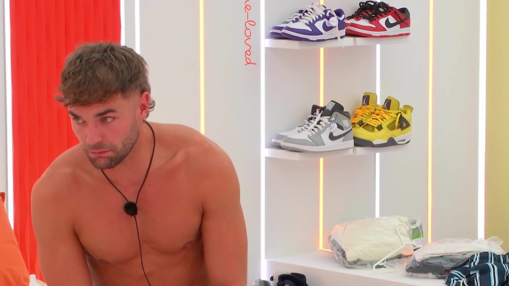 Nike Sneakers in Love Island S12E41 (2025) (Image 3)