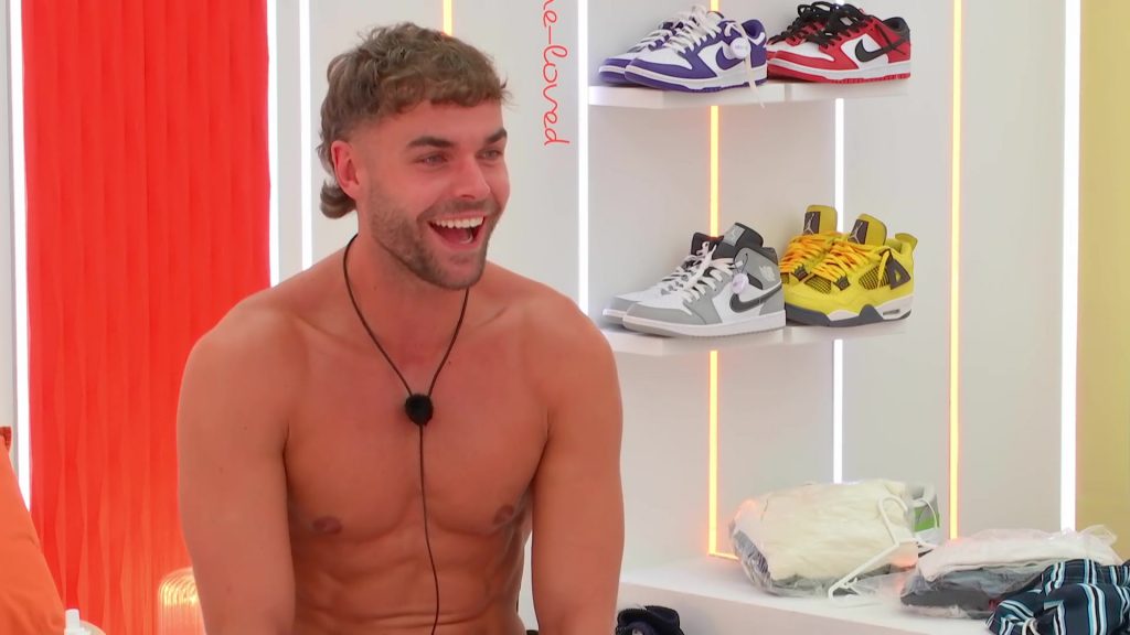 Nike Sneakers in Love Island S12E41 (2025) (Image 6)