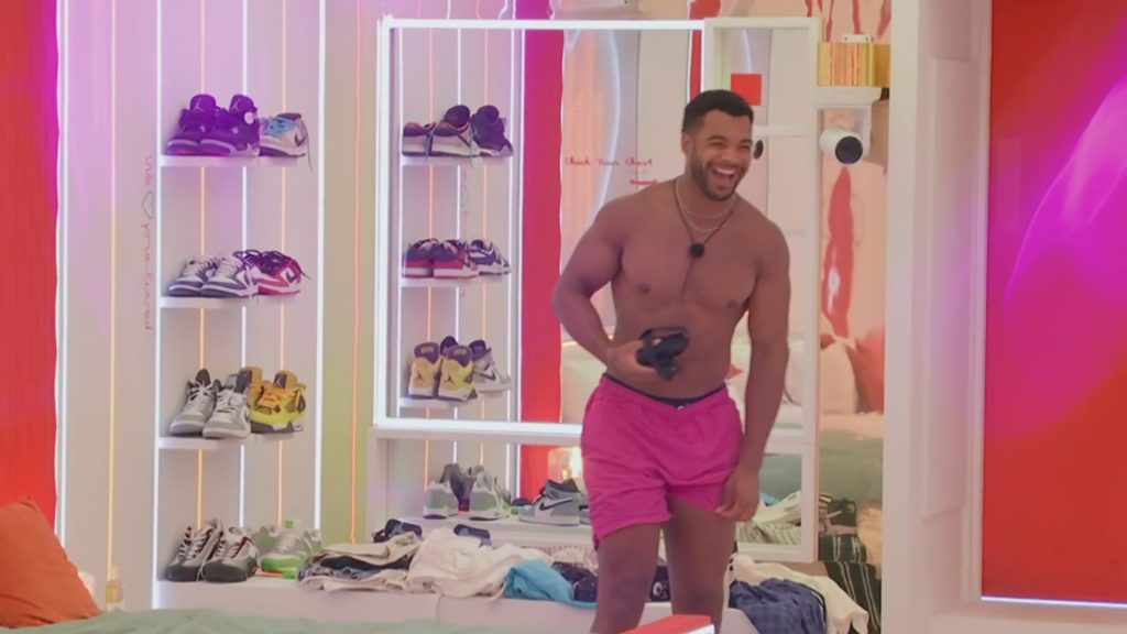 Nike Sneakers in Love Island S12E43 (2025) (Image 1)