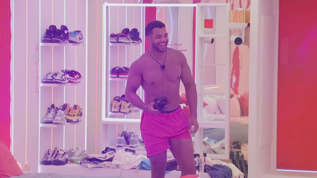 Nike Sneakers in Love Island S12E43 (2025) (Image 2)