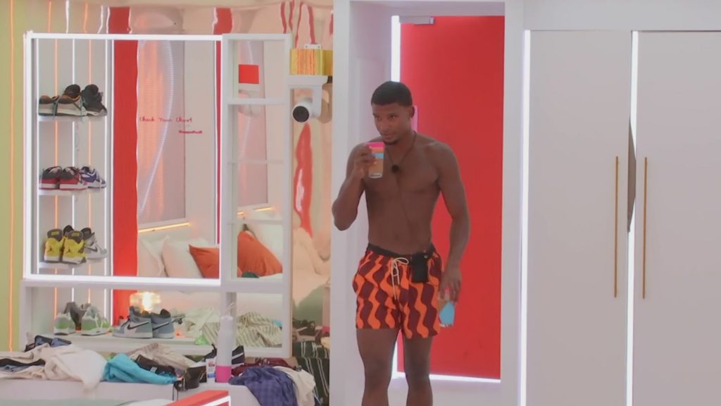Nike Sneakers in Love Island S12E43 (2025) (Image 3)