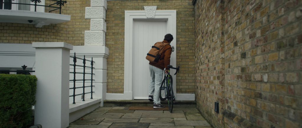 Nike Sneakers in Malice S01E03 (2025) (Image 2)