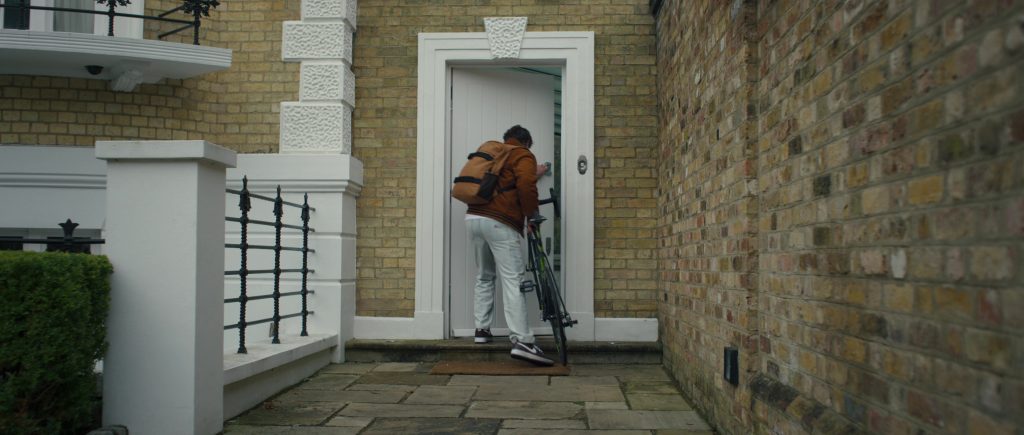 Nike Sneakers in Malice S01E03 (2025) (Image 3)