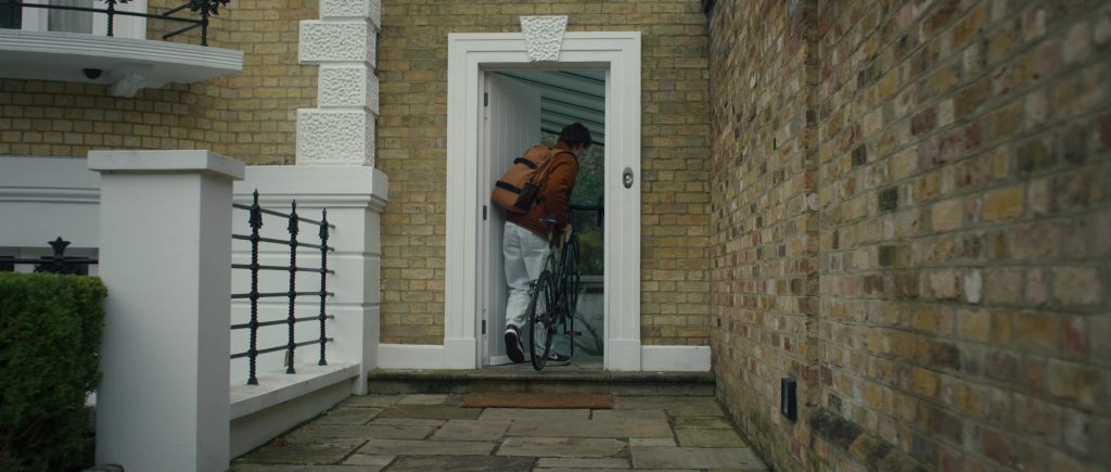 Nike Sneakers in Malice S01E03 (2025) (Image 4)