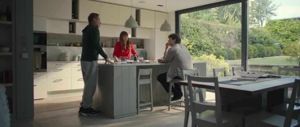 Nike Sneakers in Malice S01E04 (2025) (Image 3)