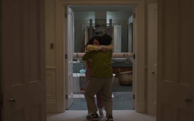 Nike Sneakers in Malice S01E06 (2025) (Image 1)