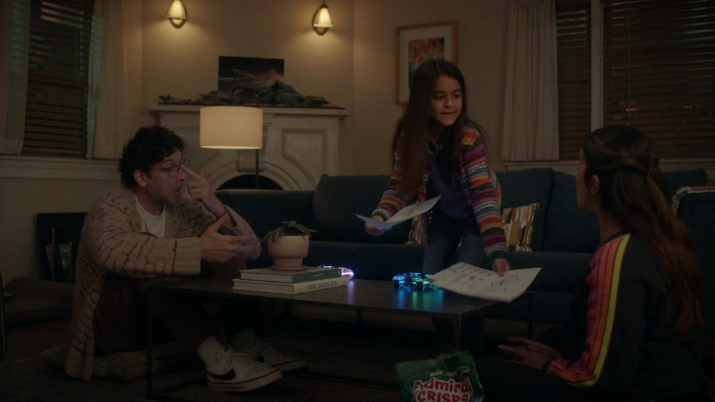 Nike Sneakers in Not Dead Yet S02E03 “Not in the Cards Yet” (2024) (Image 3)