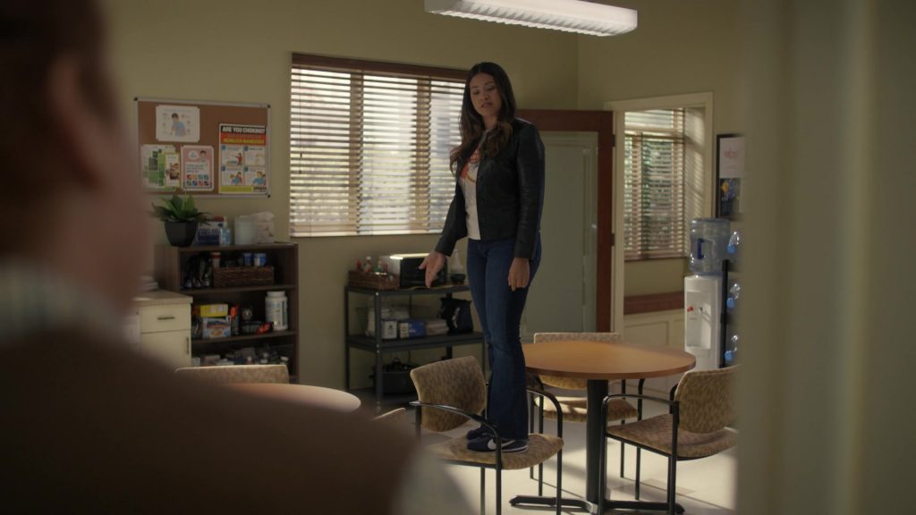 Nike Sneakers in Not Dead Yet S02E10 “Not a Ghost Yet” (2024) (Image 3)
