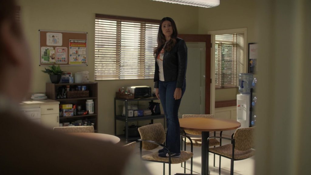Nike Sneakers in Not Dead Yet S02E10 “Not a Ghost Yet” (2024) (Image 6)