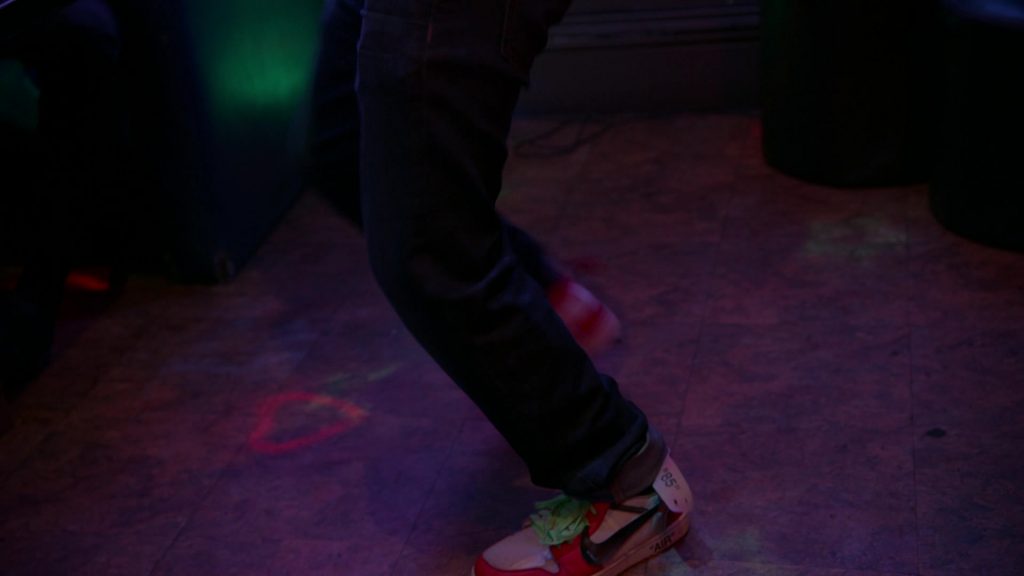 Nike Sneakers in Players S01E10 “Confidence Man” (2022) (Image 2)