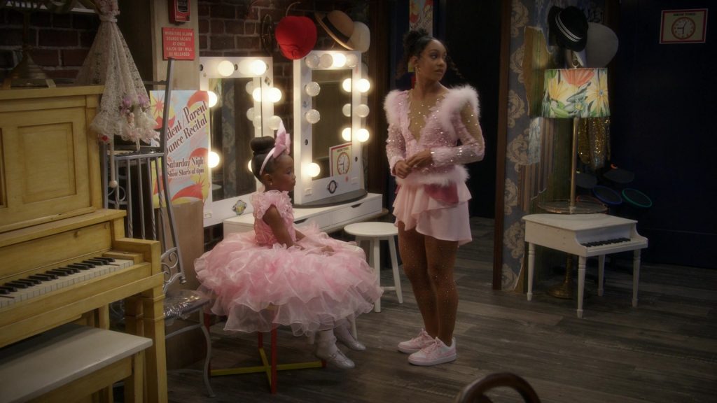 Nike Sneakers in Poppa's House S01E05 “Disciplinairian” (2024) (Image 16)