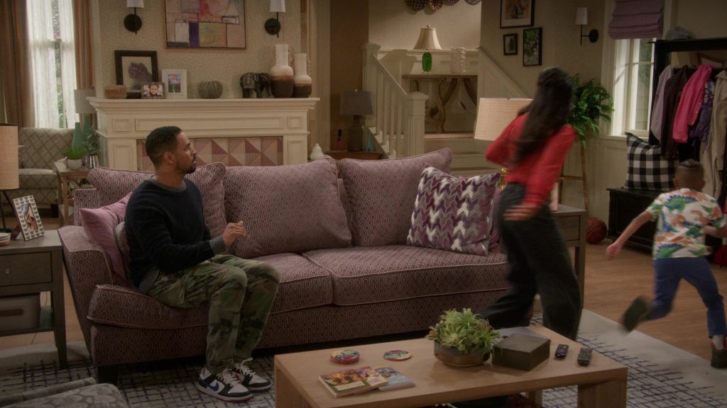 Nike Sneakers in Poppa's House S01E06 “Family Photo” (2024) (Image 10)