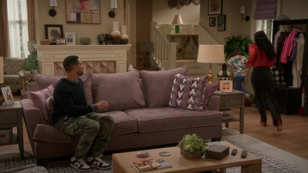Nike Sneakers in Poppa's House S01E06 “Family Photo” (2024) (Image 11)