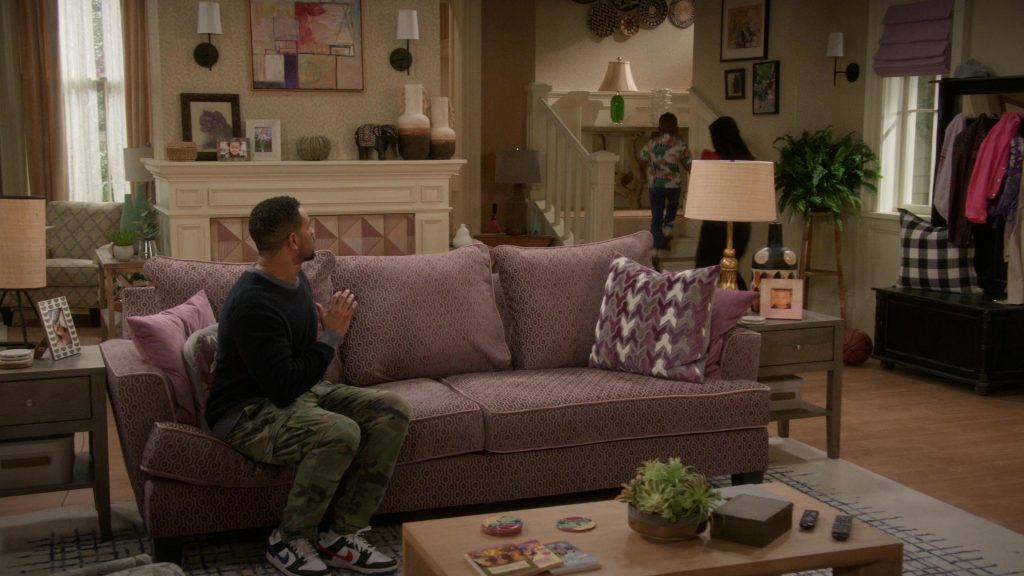 Nike Sneakers in Poppa's House S01E06 “Family Photo” (2024) (Image 12)