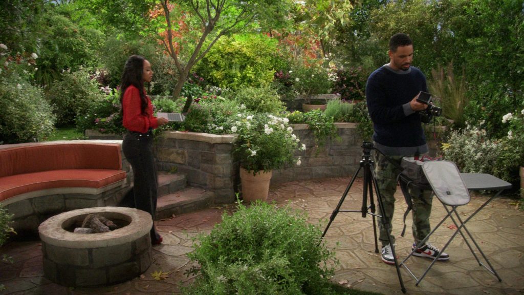 Nike Sneakers in Poppa's House S01E06 “Family Photo” (2024) (Image 13)