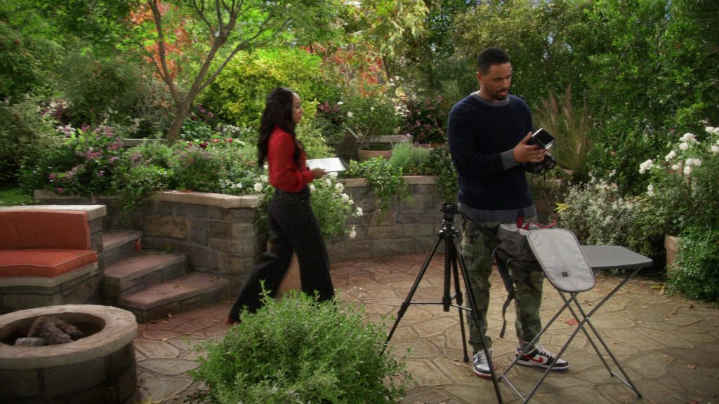 Nike Sneakers in Poppa's House S01E06 “Family Photo” (2024) (Image 14)