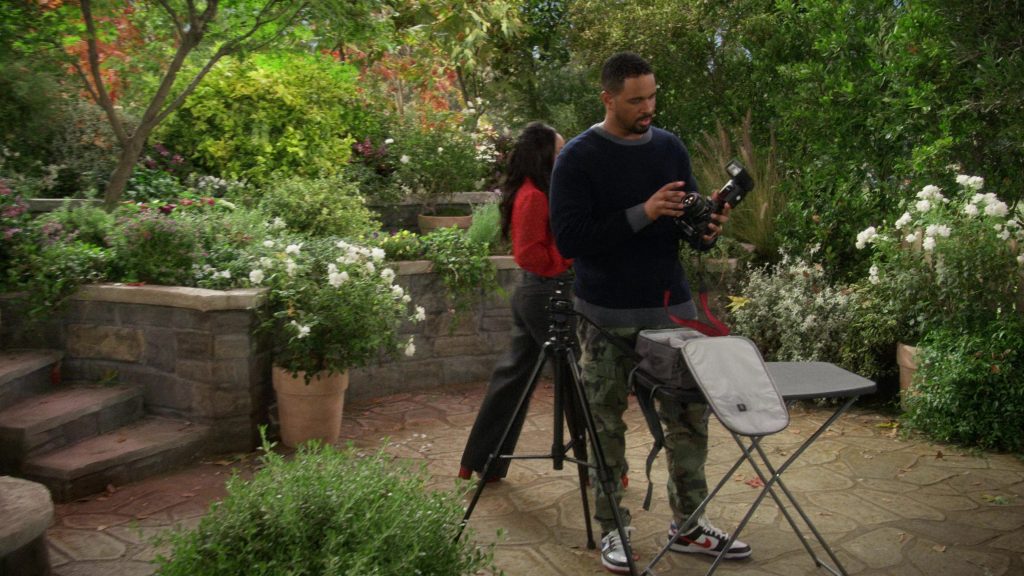 Nike Sneakers in Poppa's House S01E06 “Family Photo” (2024) (Image 15)