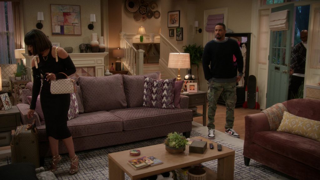 Nike Sneakers in Poppa's House S01E06 “Family Photo” (2024) (Image 16)