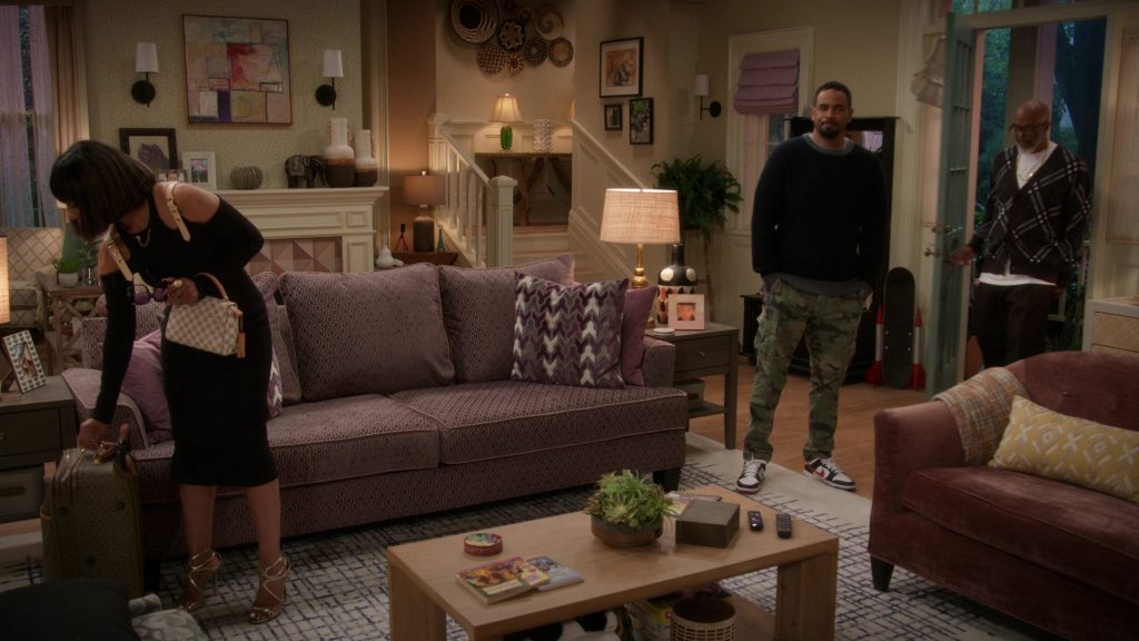 Nike Sneakers in Poppa's House S01E06 “Family Photo” (2024) (Image 17)