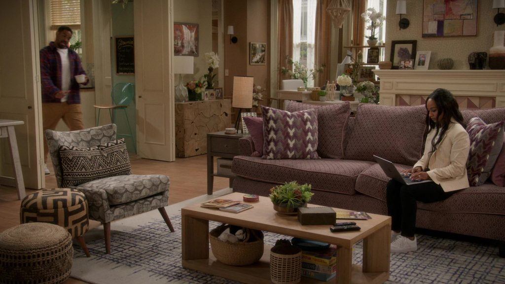 Nike Sneakers in Poppa's House S01E06 “Family Photo” (2024) (Image 19)