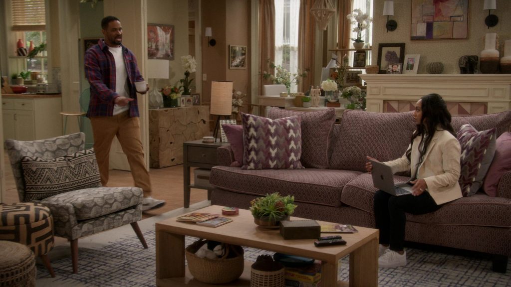 Nike Sneakers in Poppa's House S01E06 “Family Photo” (2024) (Image 2)