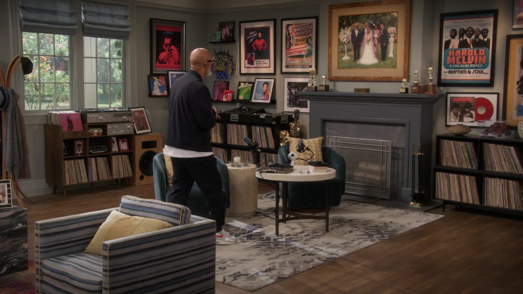 Nike Sneakers in Poppa's House S01E06 “Family Photo” (2024) (Image 21)