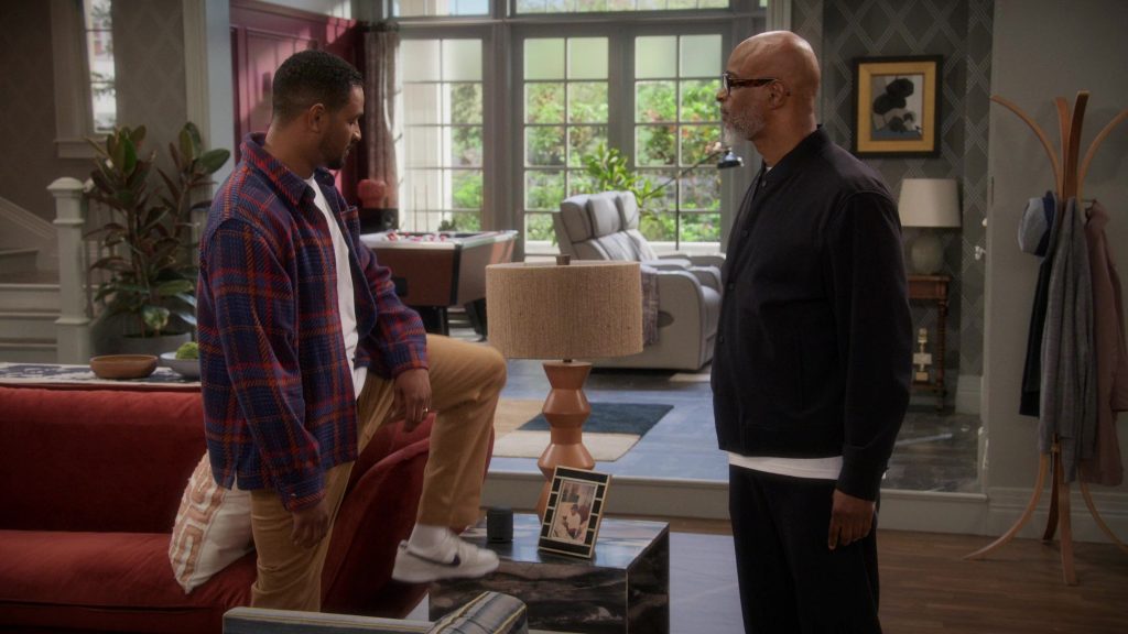 Nike Sneakers in Poppa's House S01E06 “Family Photo” (2024) (Image 24)