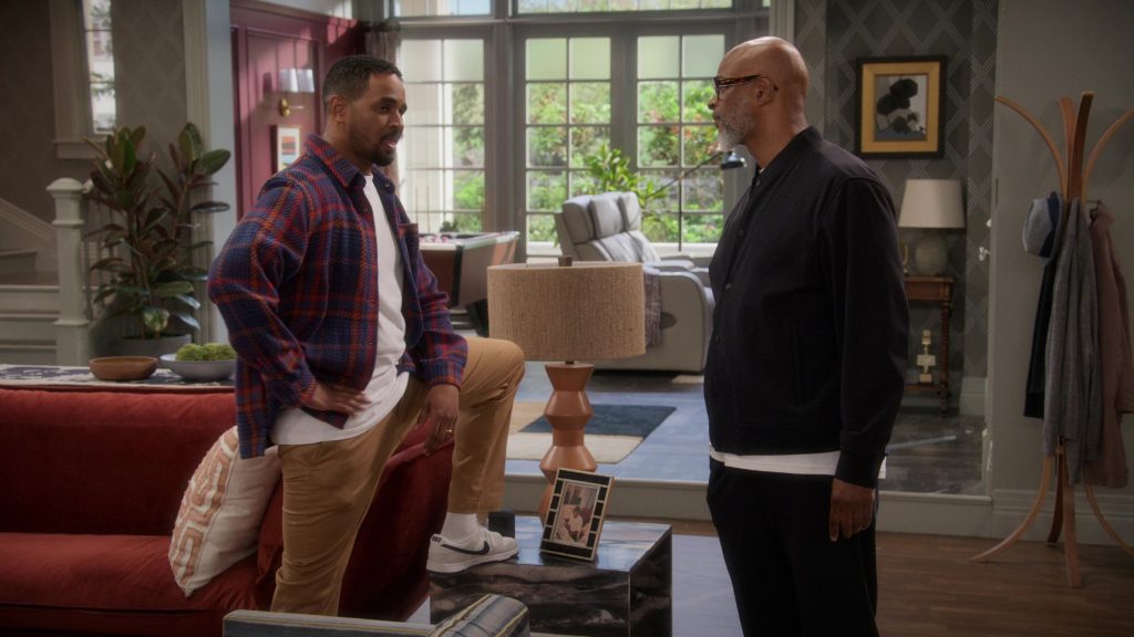 Nike Sneakers in Poppa's House S01E06 “Family Photo” (2024) (Image 25)
