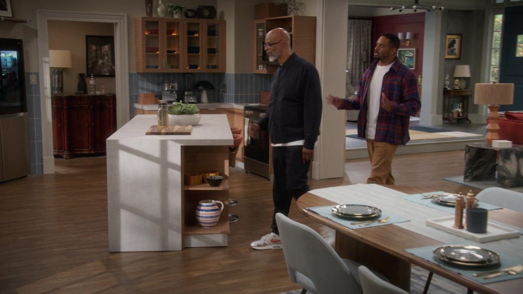 Nike Sneakers in Poppa's House S01E06 “Family Photo” (2024) (Image 29)