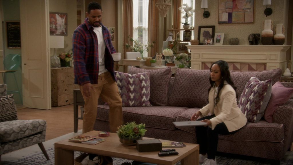 Nike Sneakers in Poppa's House S01E06 “Family Photo” (2024) (Image 3)