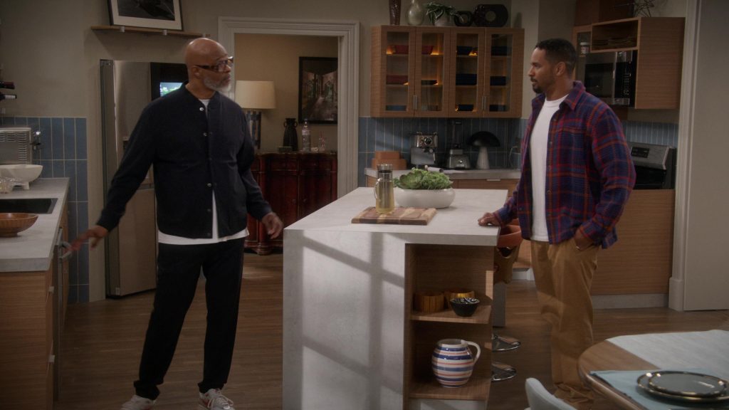Nike Sneakers in Poppa's House S01E06 “Family Photo” (2024) (Image 32)
