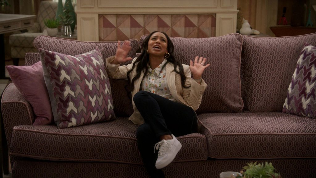 Nike Sneakers in Poppa's House S01E06 “Family Photo” (2024) (Image 36)