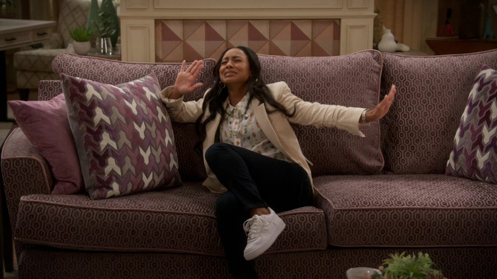 Nike Sneakers in Poppa's House S01E06 “Family Photo” (2024) (Image 37)