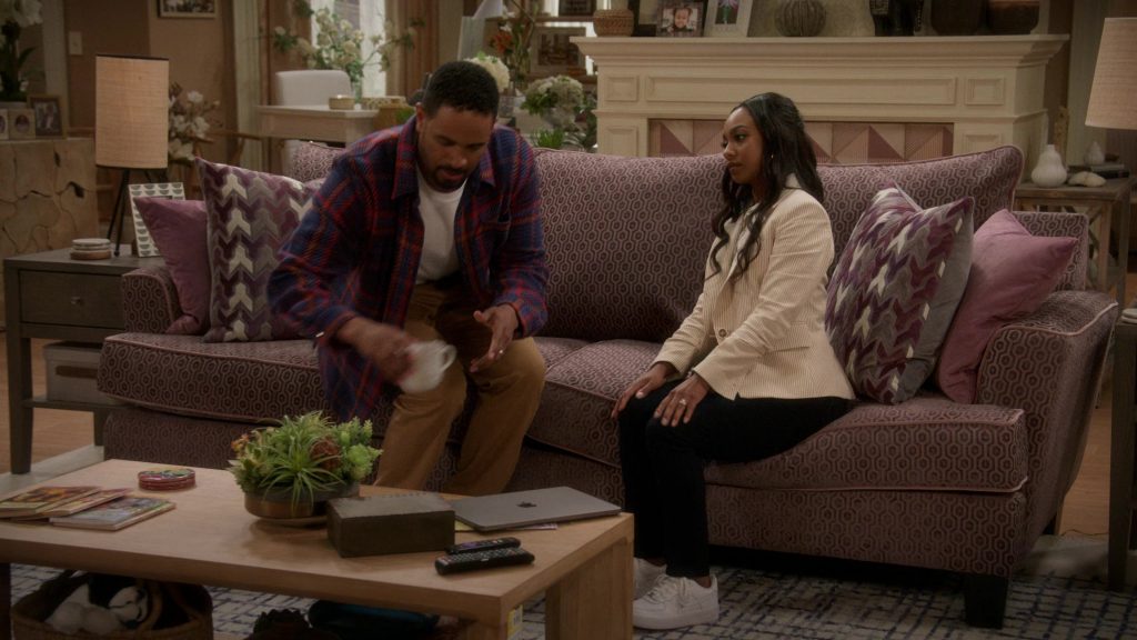 Nike Sneakers in Poppa's House S01E06 “Family Photo” (2024) (Image 5)