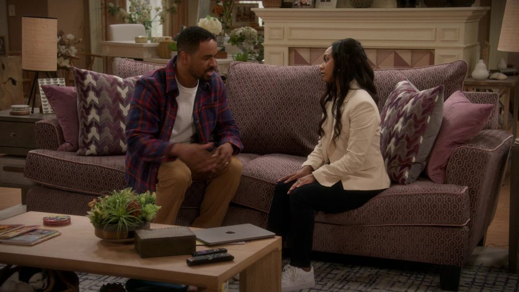 Nike Sneakers in Poppa's House S01E06 “Family Photo” (2024) (Image 6)