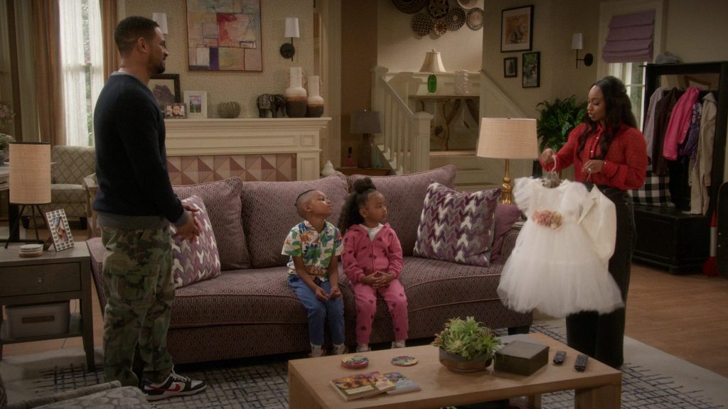Nike Sneakers in Poppa's House S01E06 “Family Photo” (2024) (Image 7)