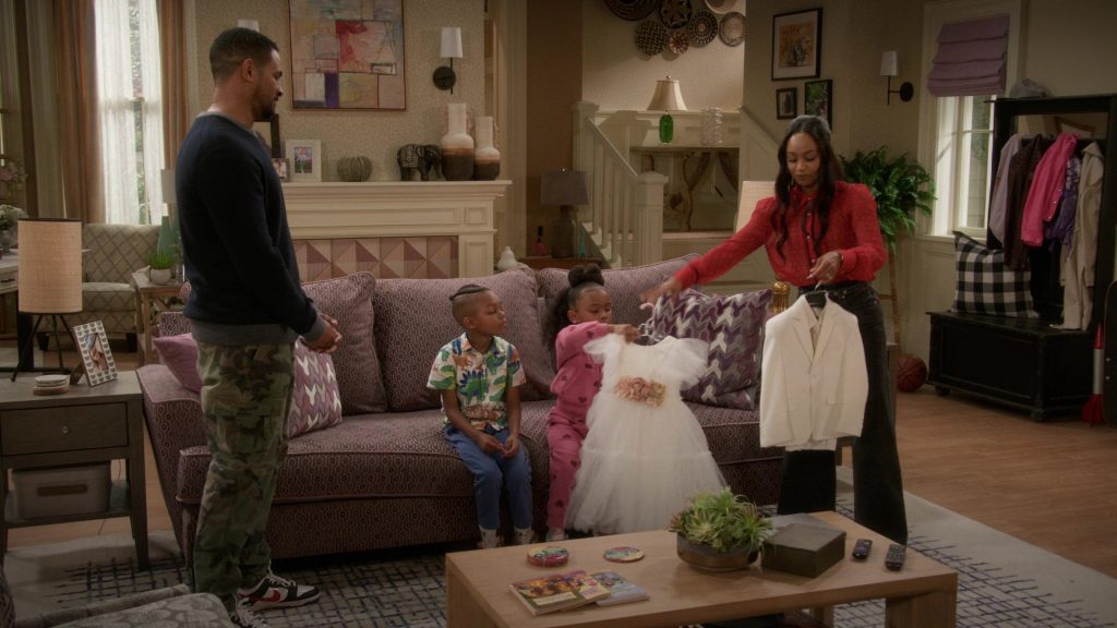 Nike Sneakers in Poppa's House S01E06 “Family Photo” (2024) (Image 9)