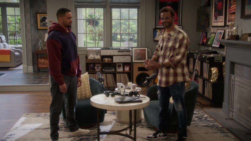 Nike Sneakers in Poppa's House S01E08 “Wig” (2024) (Image 26)
