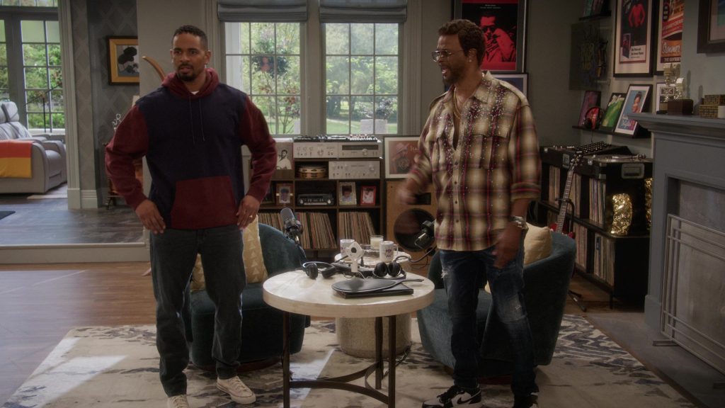Nike Sneakers in Poppa's House S01E08 “Wig” (2024) (Image 28)