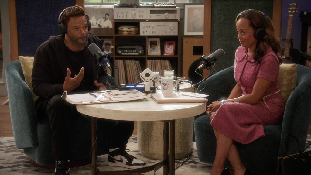 Nike Sneakers in Poppa's House S01E08 “Wig” (2024) (Image 9)