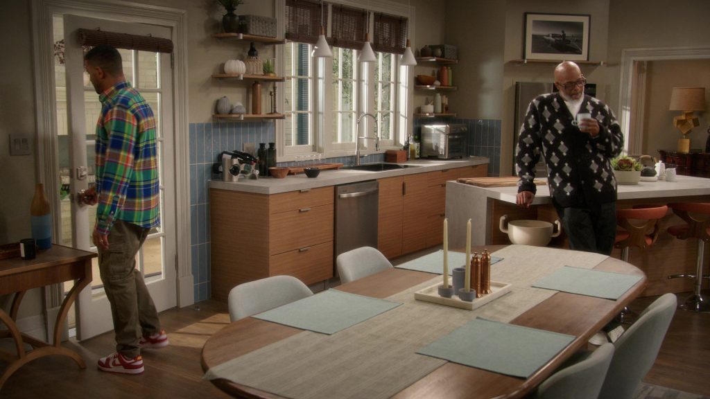 Nike Sneakers in Poppas House S01E18 “Magic Shine Again” (2025) (Image 2)