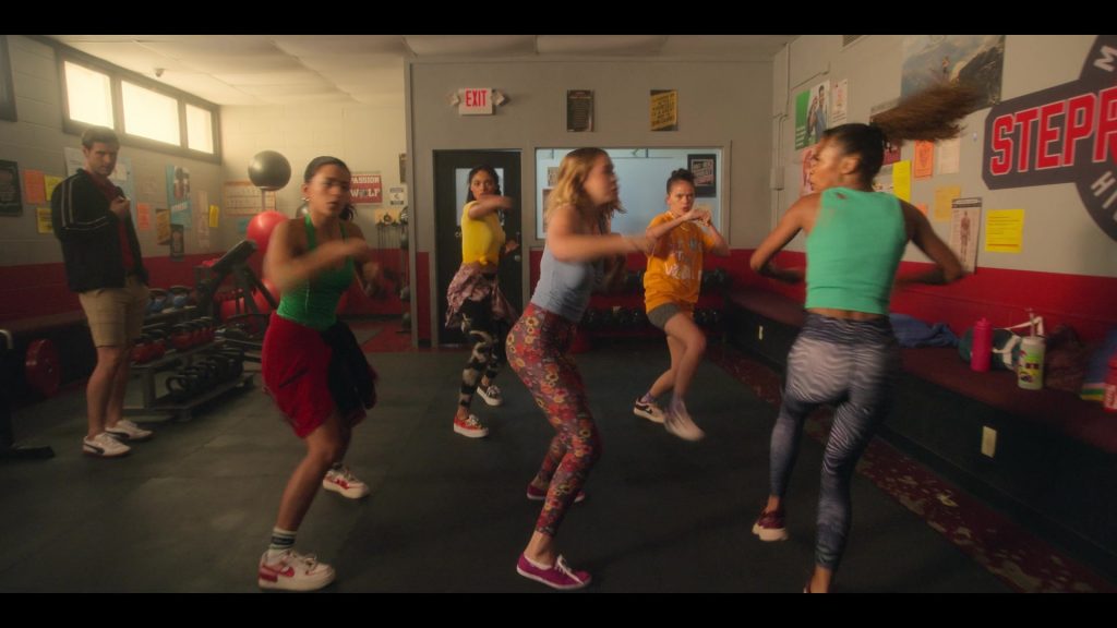 Nike Sneakers in Pretty Little Liars - Original Sin S02E01 “Chapter One - Spirit Week” (2024) (Image 1)
