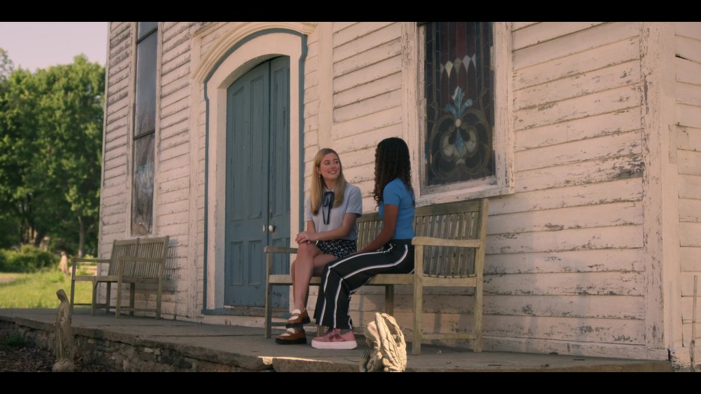 Nike Sneakers in Pretty Little Liars - Original Sin S02E01 “Chapter One - Spirit Week” (2024) (Image 10)