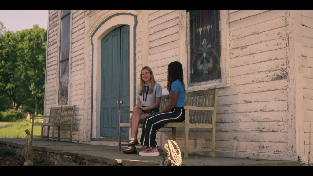 Nike Sneakers in Pretty Little Liars - Original Sin S02E01 “Chapter One - Spirit Week” (2024) (Image 2)
