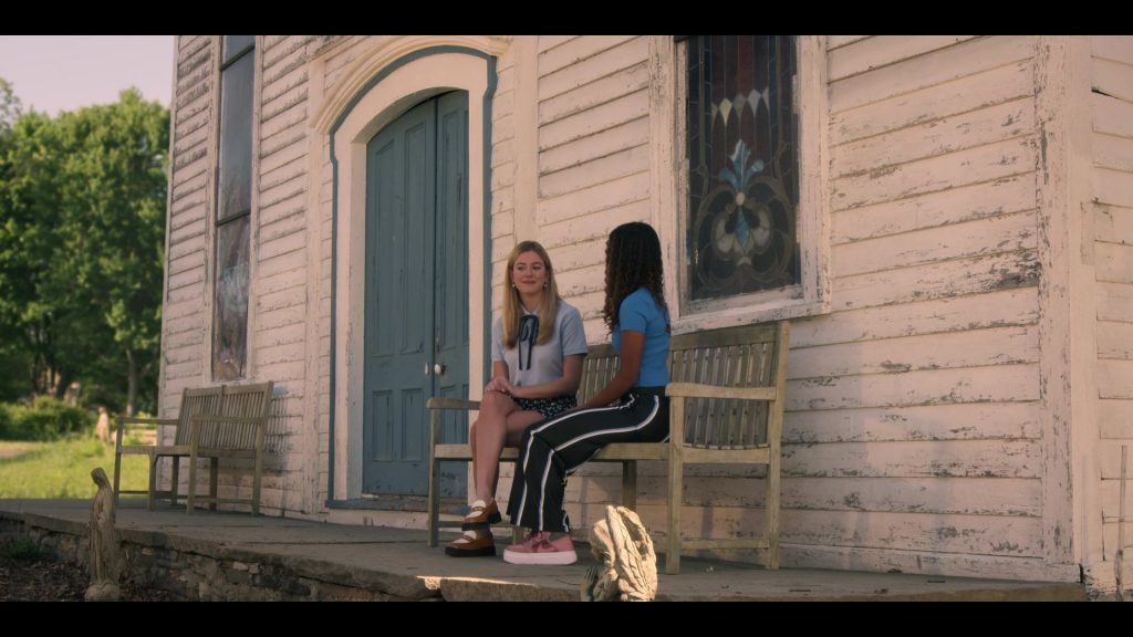 Nike Sneakers in Pretty Little Liars - Original Sin S02E01 “Chapter One - Spirit Week” (2024) (Image 3)