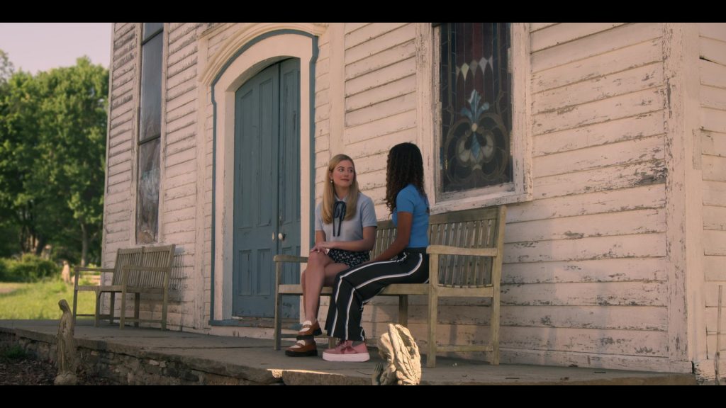Nike Sneakers in Pretty Little Liars - Original Sin S02E01 “Chapter One - Spirit Week” (2024) (Image 5)