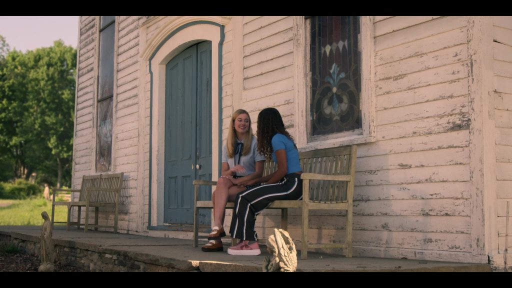 Nike Sneakers in Pretty Little Liars - Original Sin S02E01 “Chapter One - Spirit Week” (2024) (Image 9)